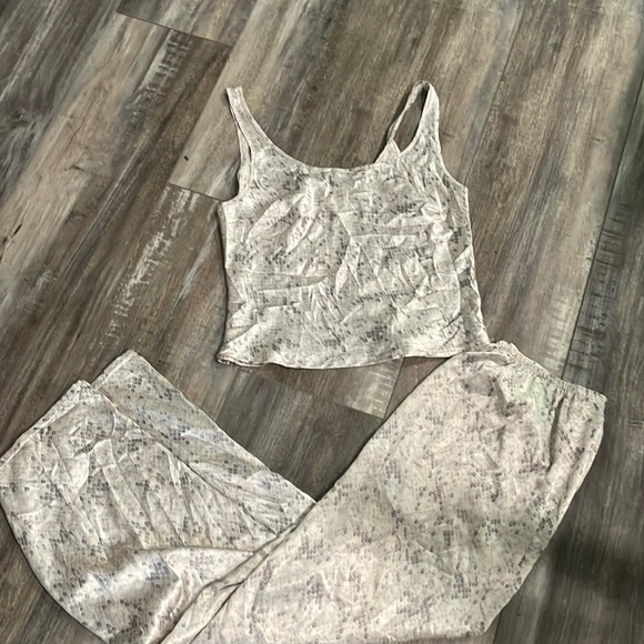 Victoria’s Secret silky snake tile print pajamas set S/M - Picture 1 of 5